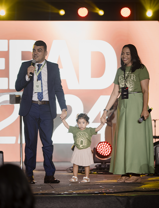 Lideran&ccedil;a do DEPAD no palco durante o congresso